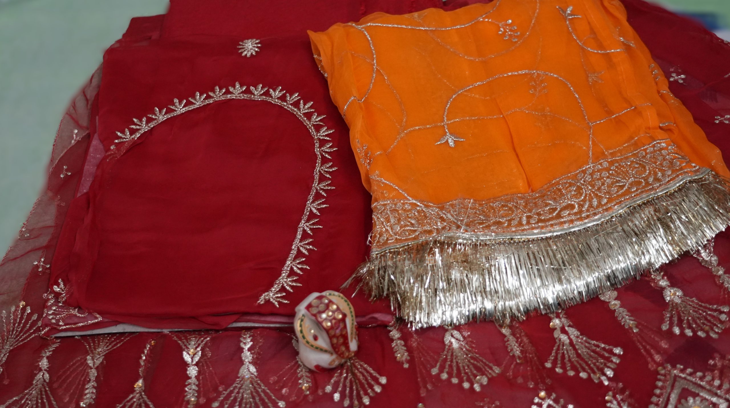 Red Colour poshak with Yellow Odhna (Roshani) - Image 2