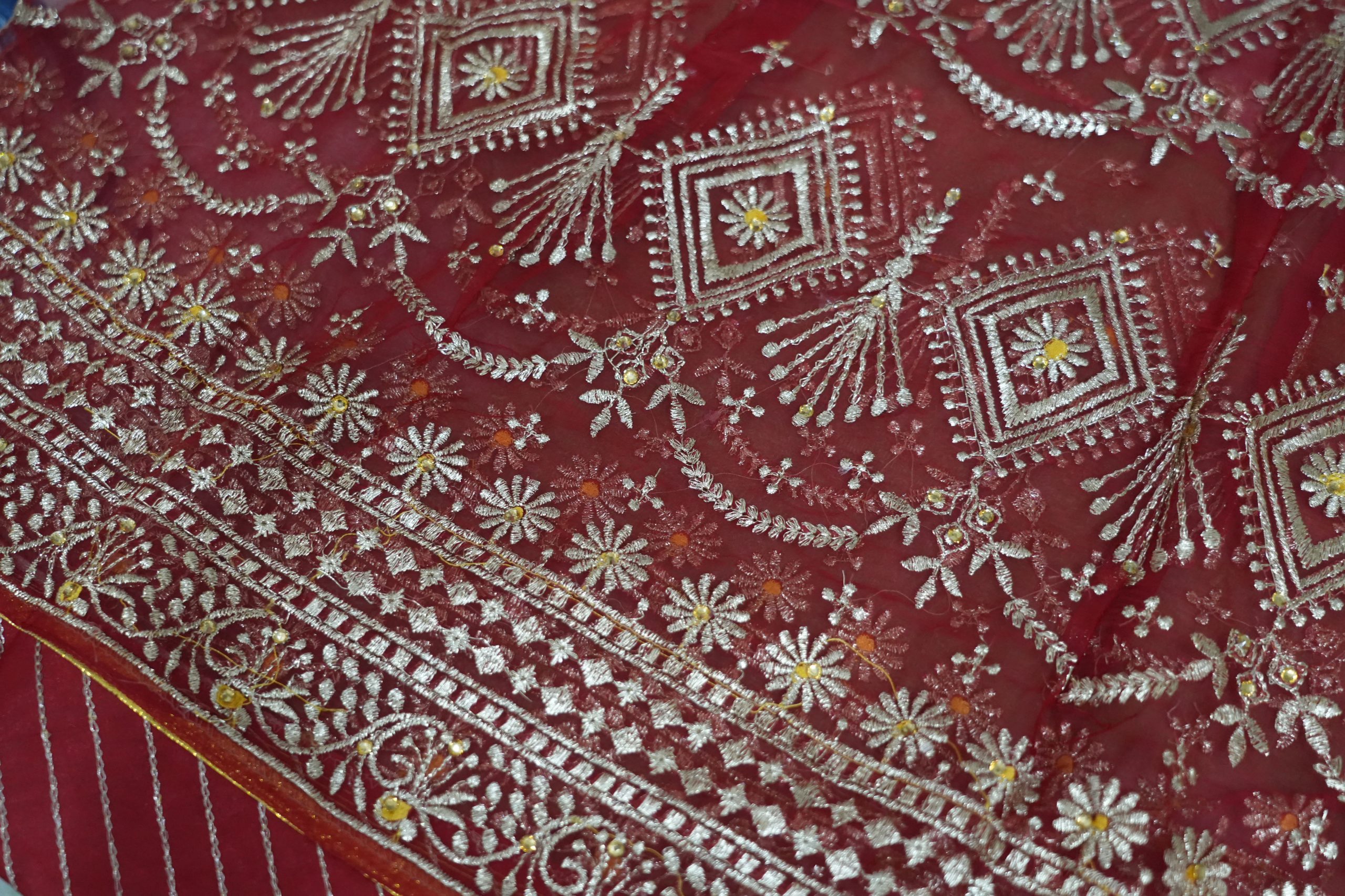 Red Colour poshak with Yellow Odhna (Roshani) - Image 3
