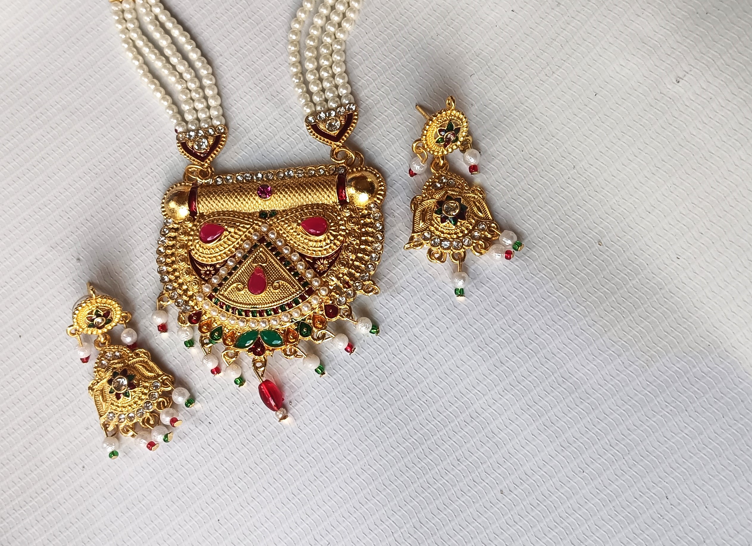 Traditional Rajasthani Pearl Beaded imitation Necklace Set with Round Pendant with Earrings. - Image 3