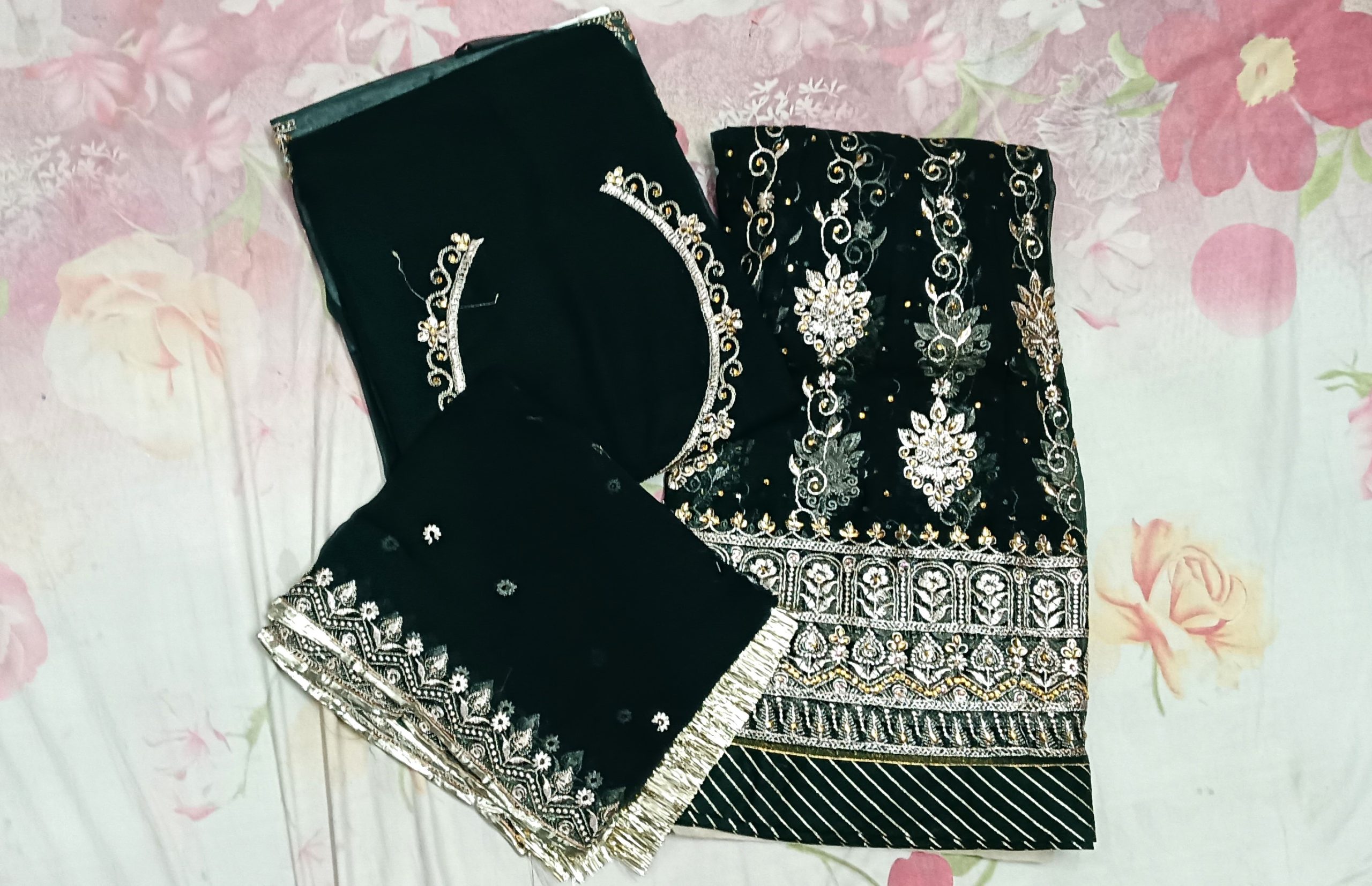 Royal Green Colour Poshak with Odhna – Gota Patti & Zari Work (32 Kali)