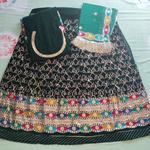 Royal Green velvet poshak with Humrahi Odhna in havey Zari Work.