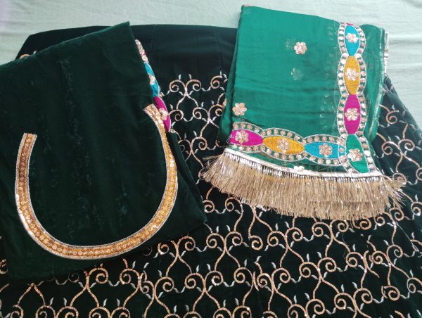 Royal Green velvet poshak with Humrahi Odhna in havey Zari Work. - Image 4